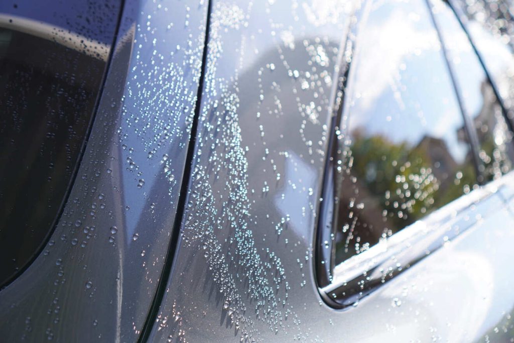 雨の日の洗車は水をかけるだけでもOK？