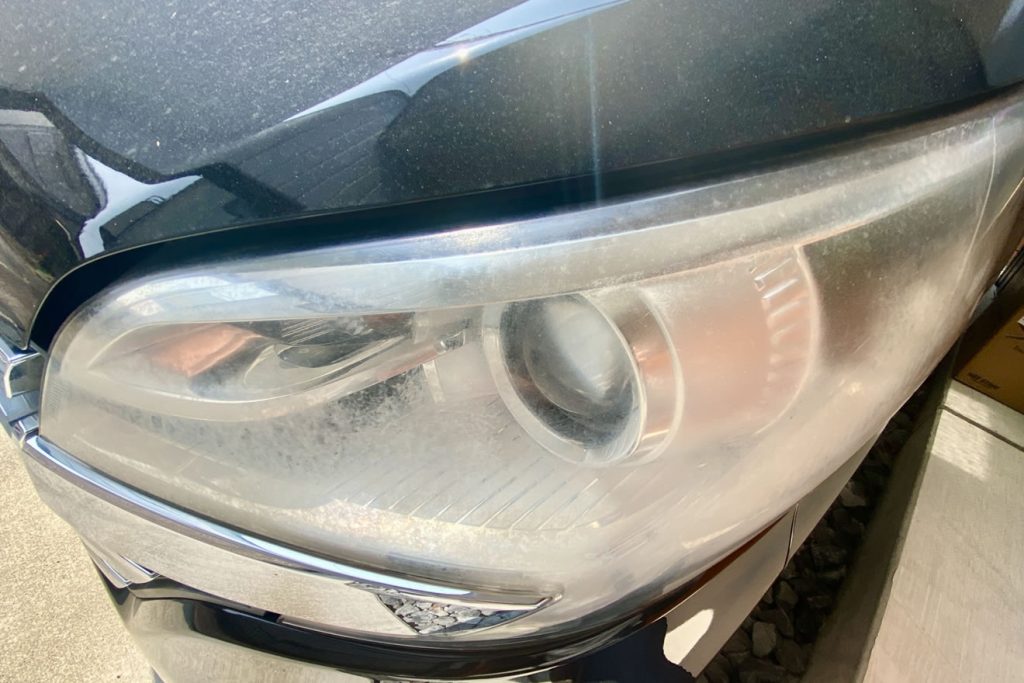 ヘッドライトの内側が黄ばむ原因は？