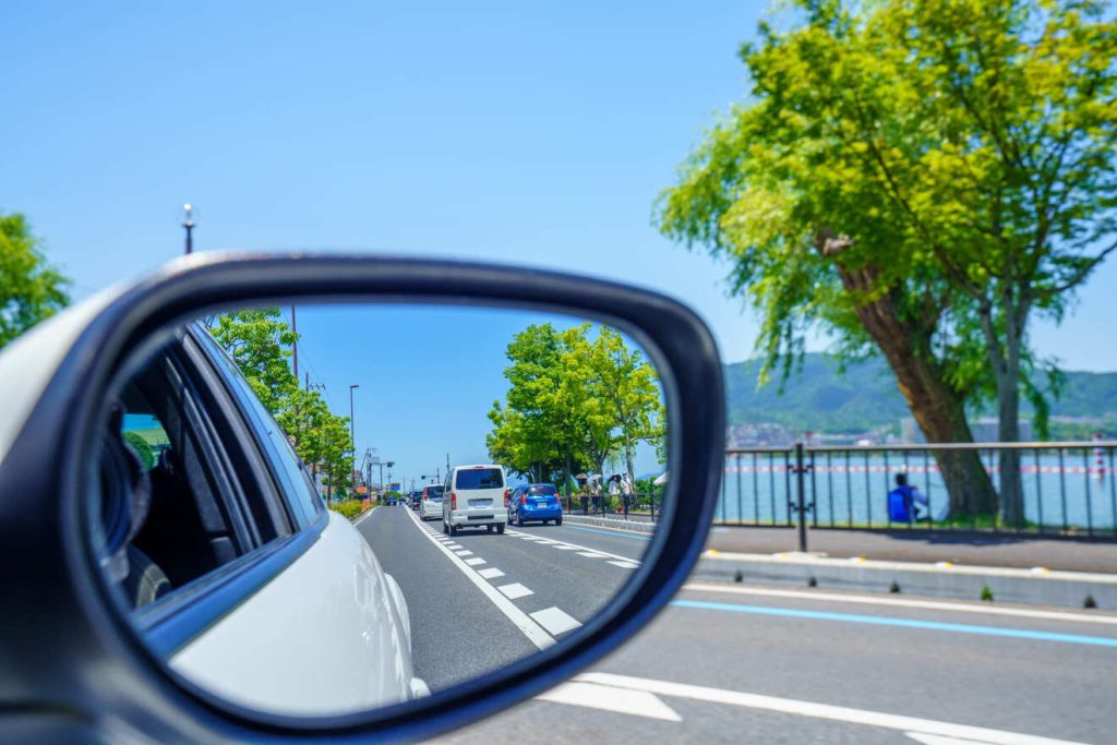 湾曲サイドミラーだと見づらくなりやすい？