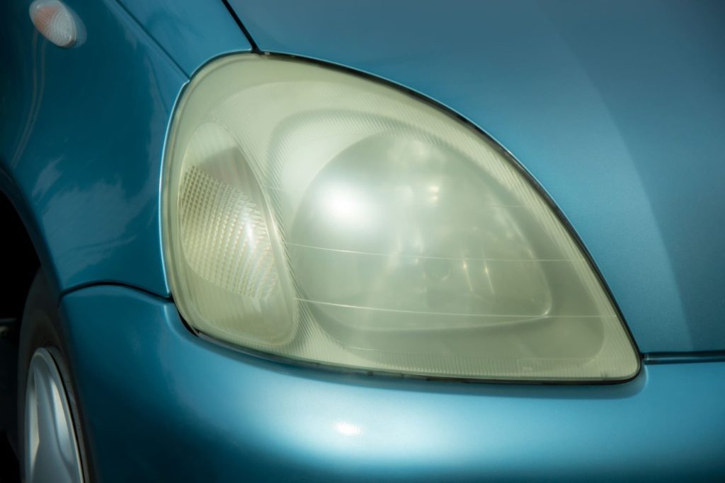ヘッドライトの黄ばみの原因と気になる点