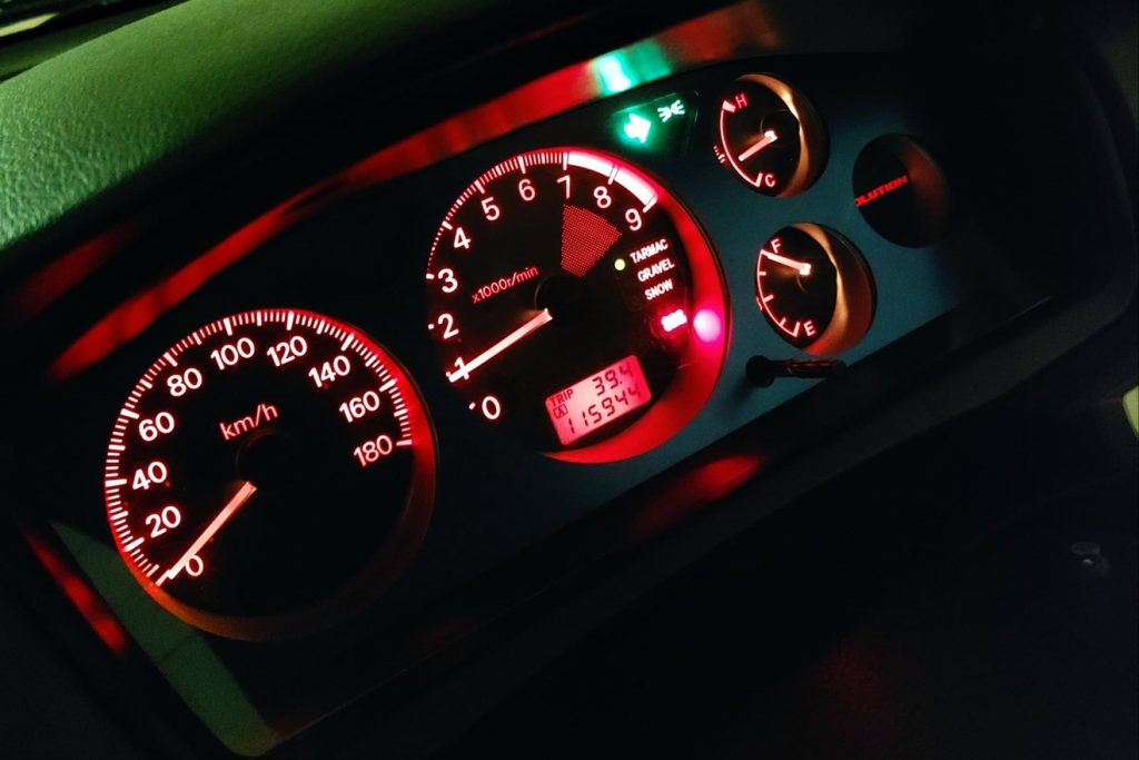 車の防犯ブザーが勝手に止まる原因とは