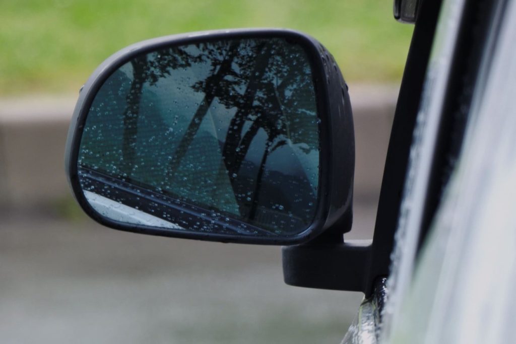 サイドミラーが下向きだとどうなる？