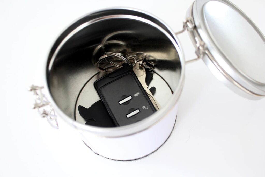 スマートキーの電波漏れ・リレーアタック対策