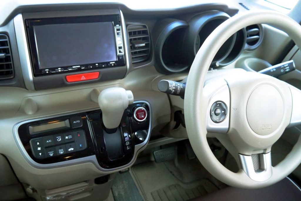 エンジンを切ってもブレーキランプが消えないのはなぜ?