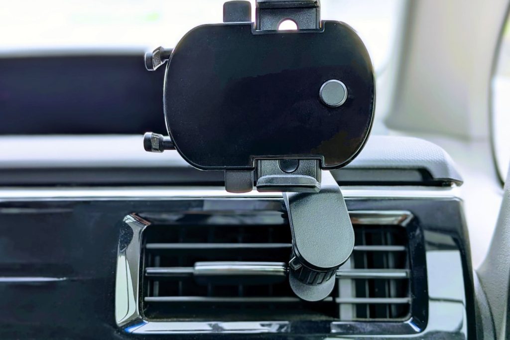 スマホホルダーでエアコンの吹き出し口が動く?