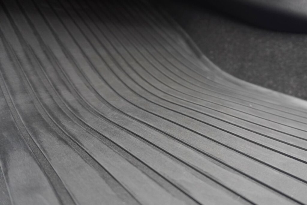 フロアマットの汚れ防止に役立つ代用品