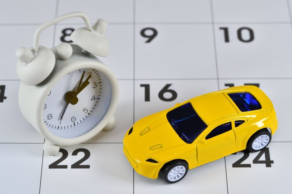 中古車の納車まで1ヶ月かかるときの解決策