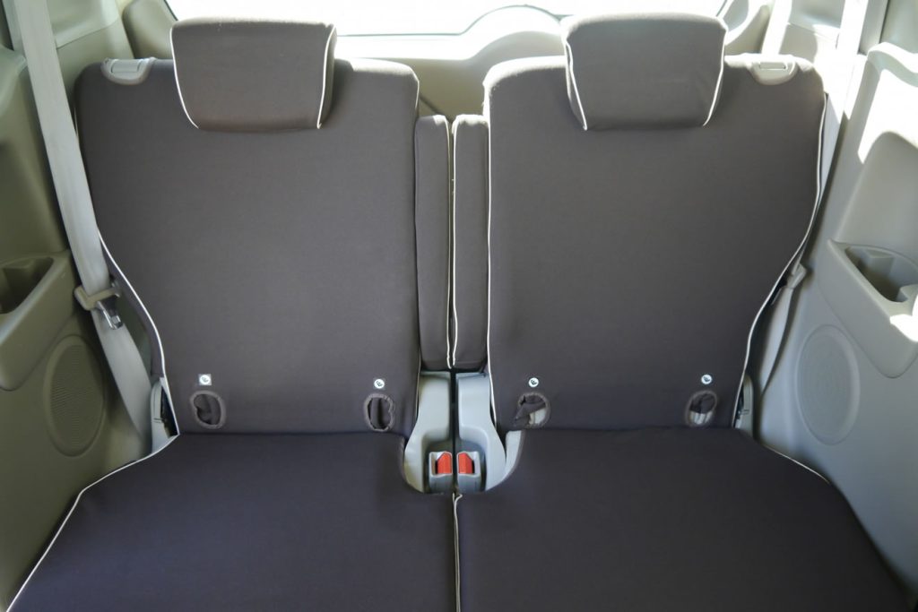 後部座席のリクライニング方法