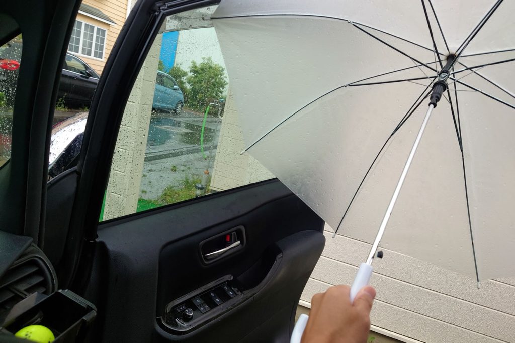 運転席から傘を運ぶときはどうする?