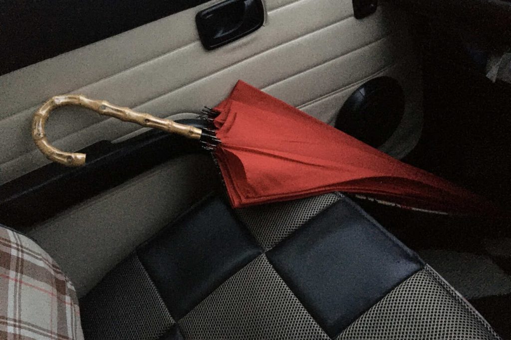 車の傘はどこに置くのか考察