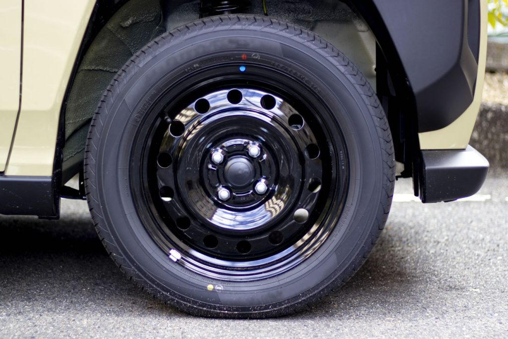タフトのタイヤサイズは軽規格？