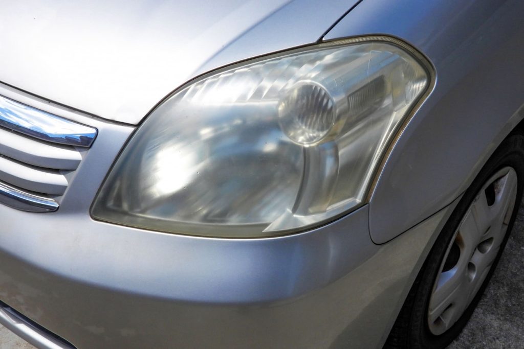 ヘッドライトに細かい傷ができるのはなぜか考察