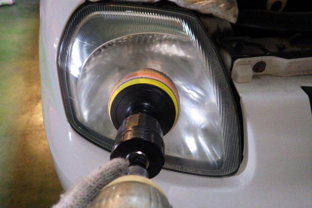 ヘッドライトの細かい傷はコンパウンドが効く？