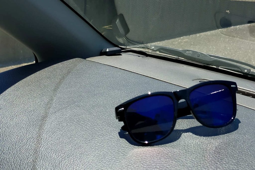 ダッシュボードに反射しない色は？