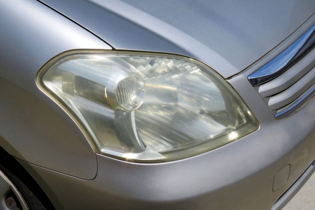 ヘッドライトの内側に傷がつく原因