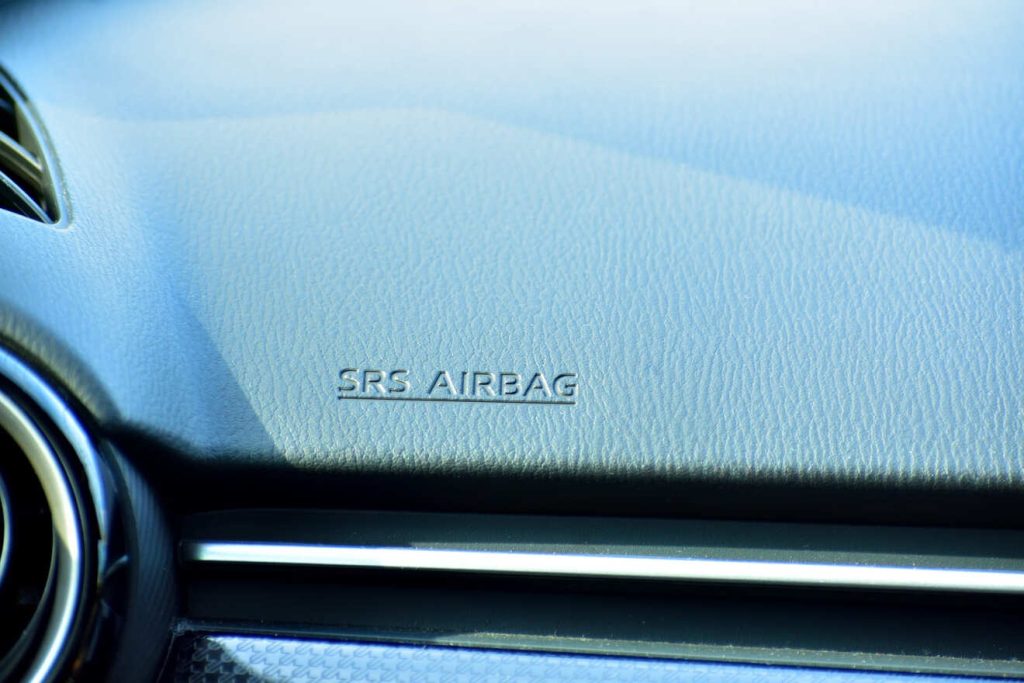 ダッシュボードマットを置くとエアバックが開かない？