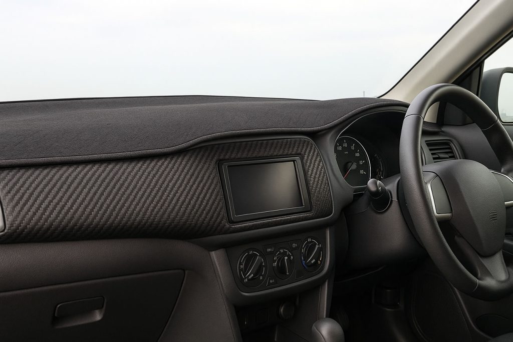 ダッシュボードマットはダサい？賢い選び方