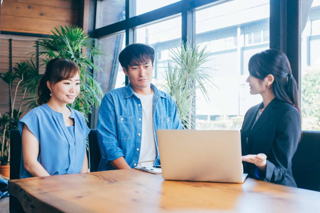 ディーラーで他社の中古車を購入する方法