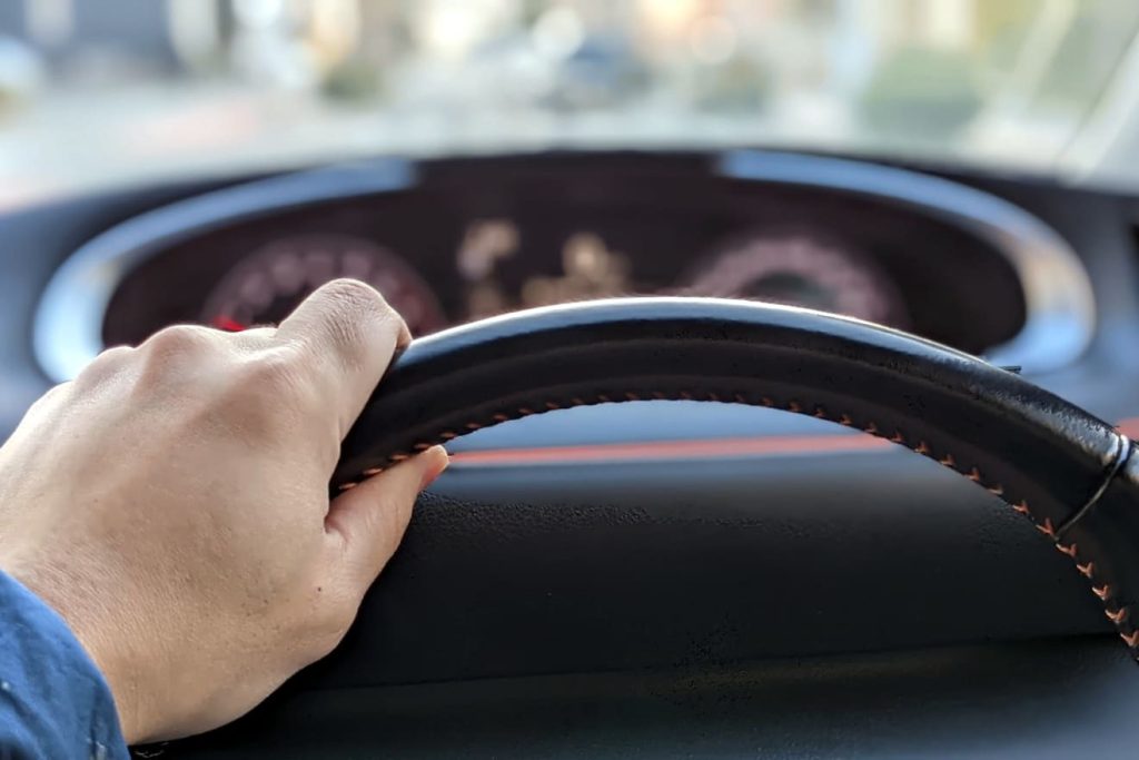 高速道路でハンドルがブルブルする現象は？