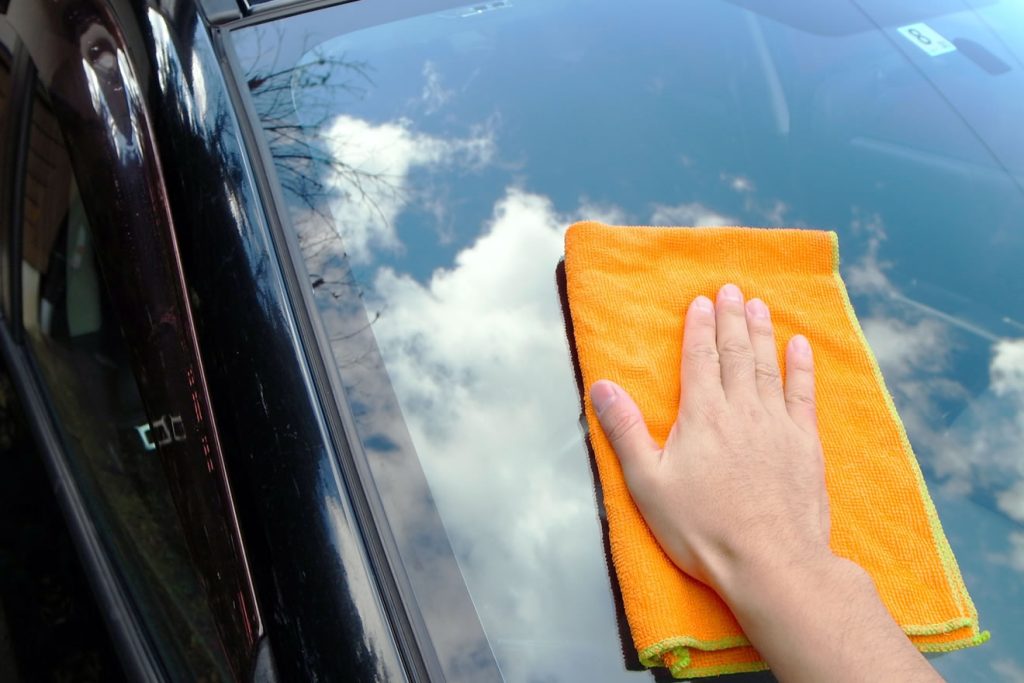 フロントガラスに透明な粒をつけなくするコツ