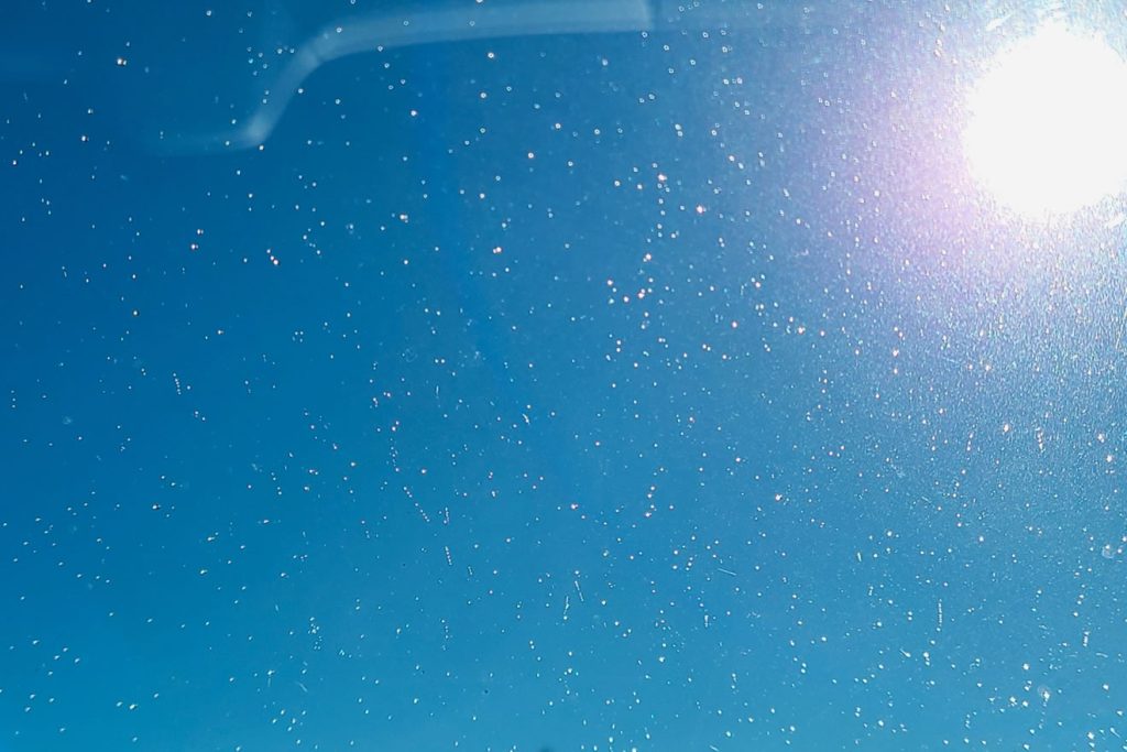 フロントガラスがキラキラする原因