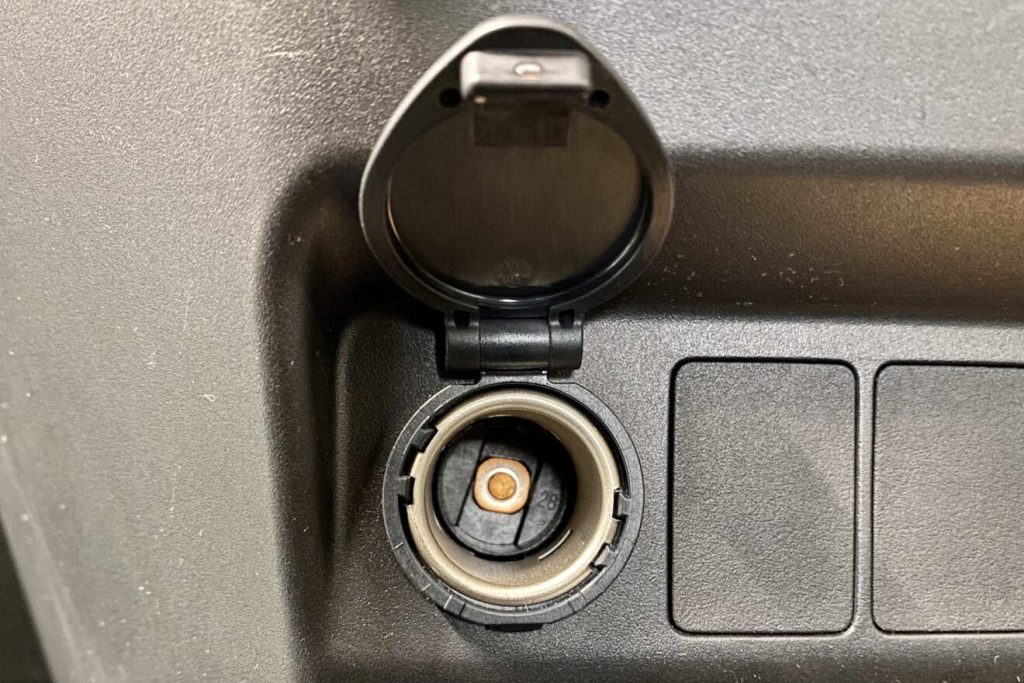 シガーソケットの接触不良の直し方