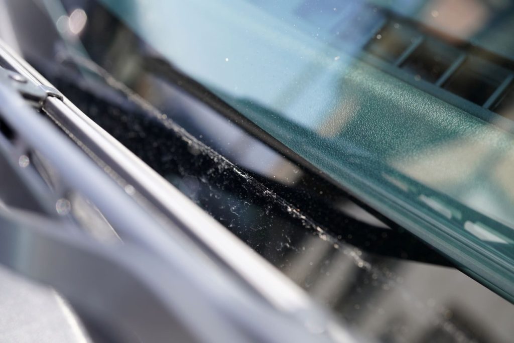 フロントガラスの細かい点々は傷？
