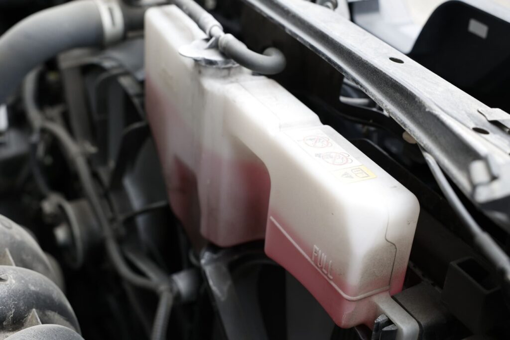 ラジエーター漏れとクーラント漏れの関係は？