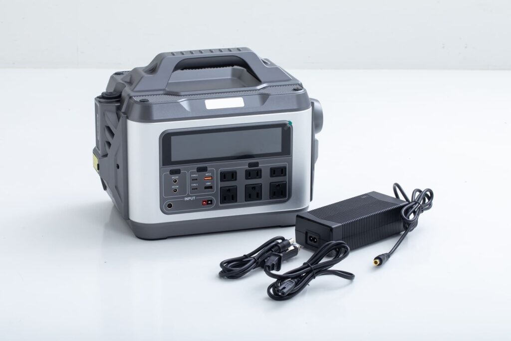 車中泊のポータブル電源はどこで充電する？